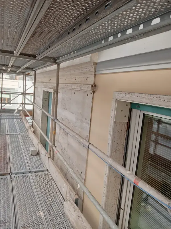 Passerella del ponteggio lungo una facciata, con le finestre a lato