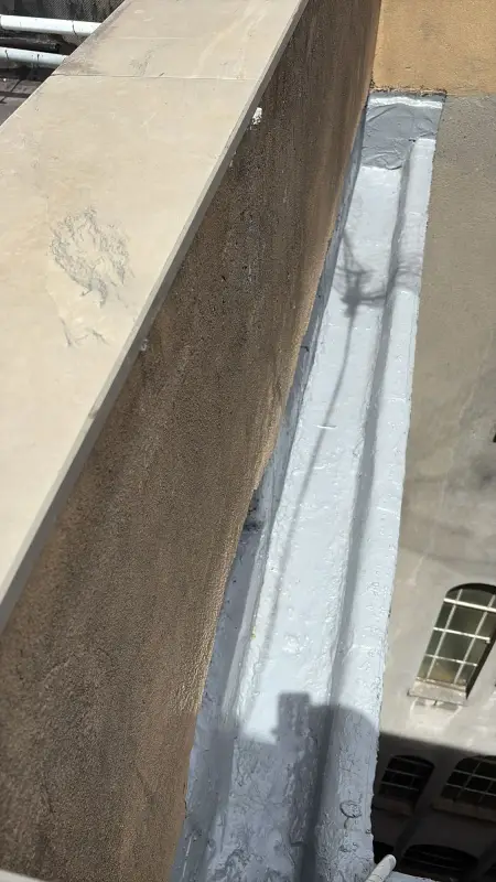 Parapetto in alto sul palazzo con il canale trattato di grigio