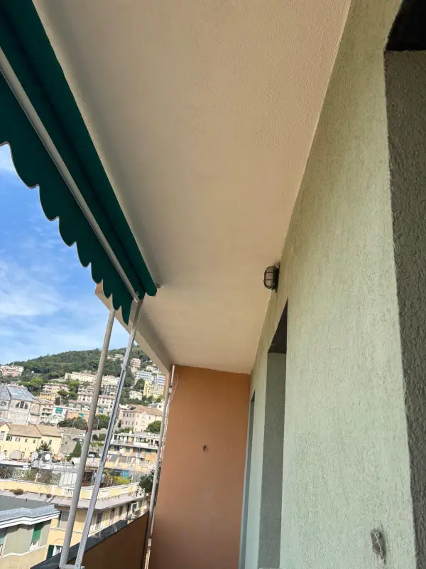 Balcone con il soffitto e le pareti appena sistemati, vista sulla città