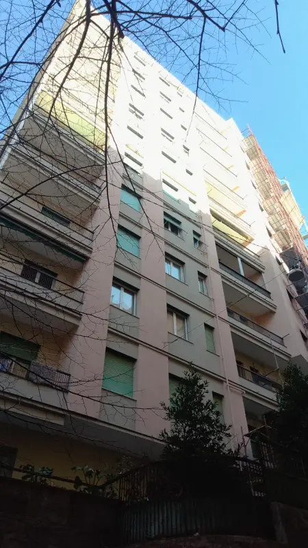 Palazzo alto visto dal basso contro il cielo azzurro