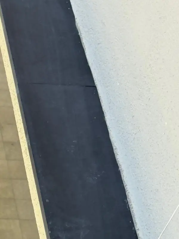 Bordo di copertura con la guaina nera stesa fino al muro
