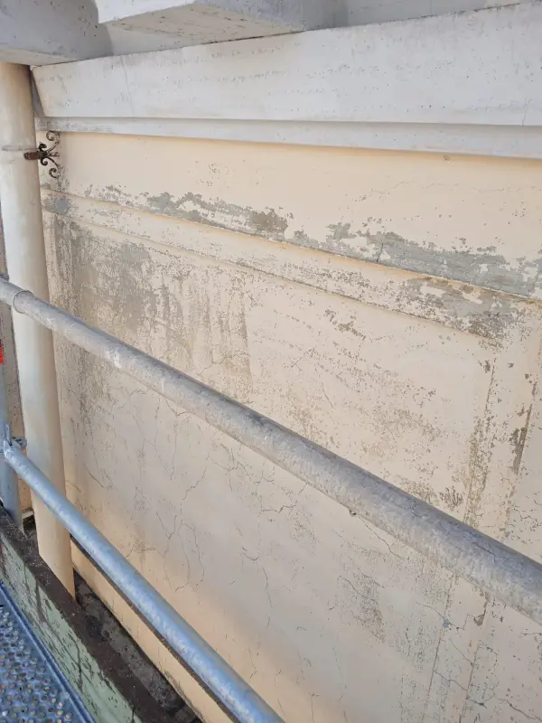 Fascia di facciata con la pittura che si sfoglia