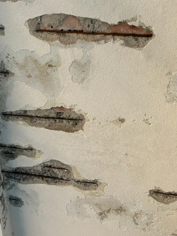 Frontalino di un balcone con il calcestruzzo saltato e i ferri a vista
