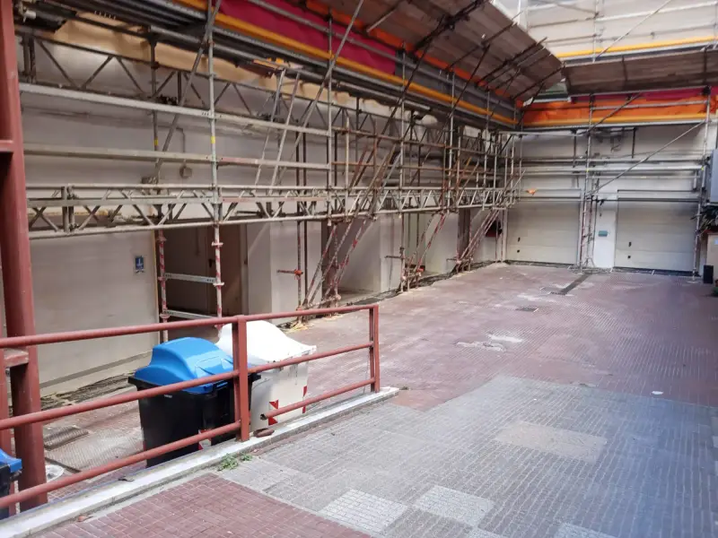 Cantiere al coperto con il ponteggio montato lungo la parete