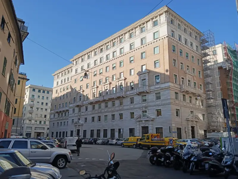 Grande palazzo in città con il ponteggio montato sul lato destro